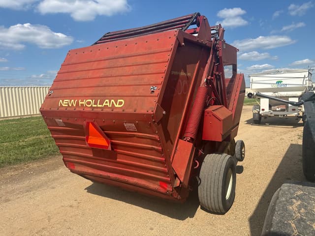 Image of New Holland 851 equipment image 3