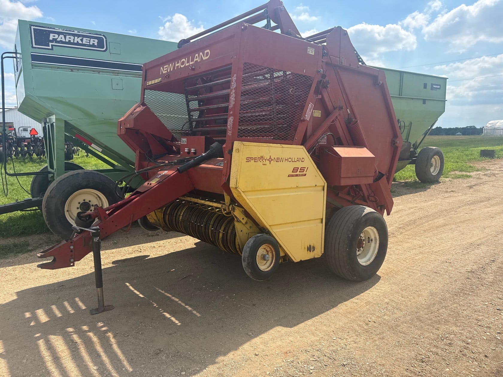 New Holland 851 Equipment Image0