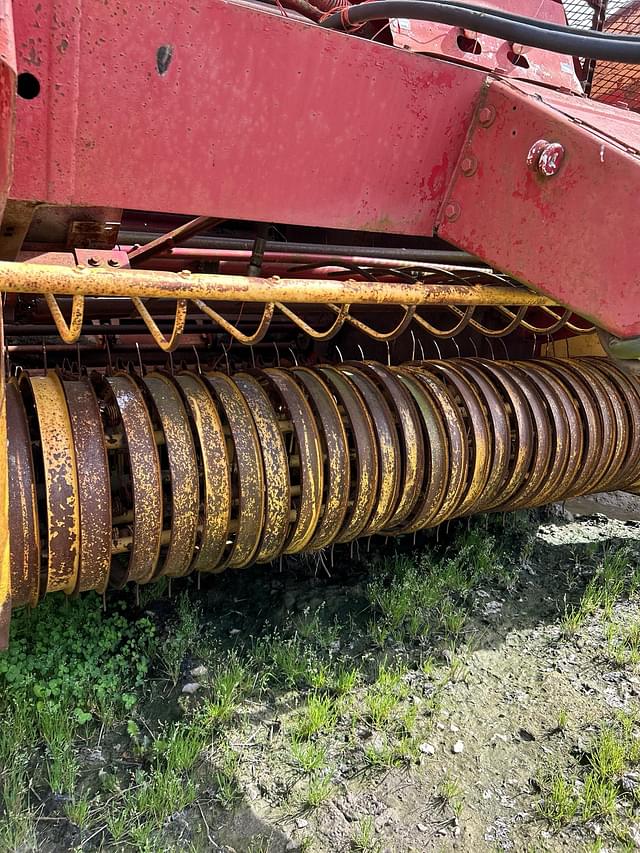 Image of New Holland 851 equipment image 2