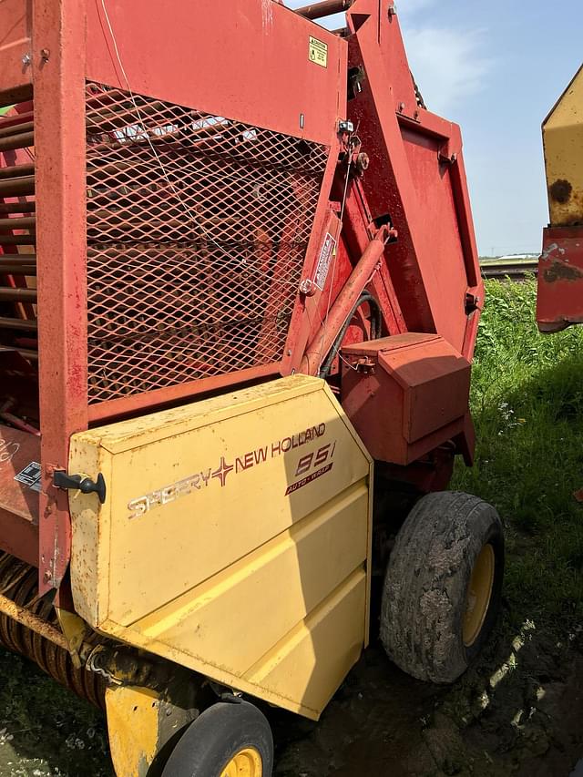 Image of New Holland 851 equipment image 3