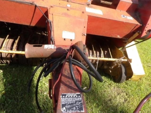 Image of New Holland 852 equipment image 3