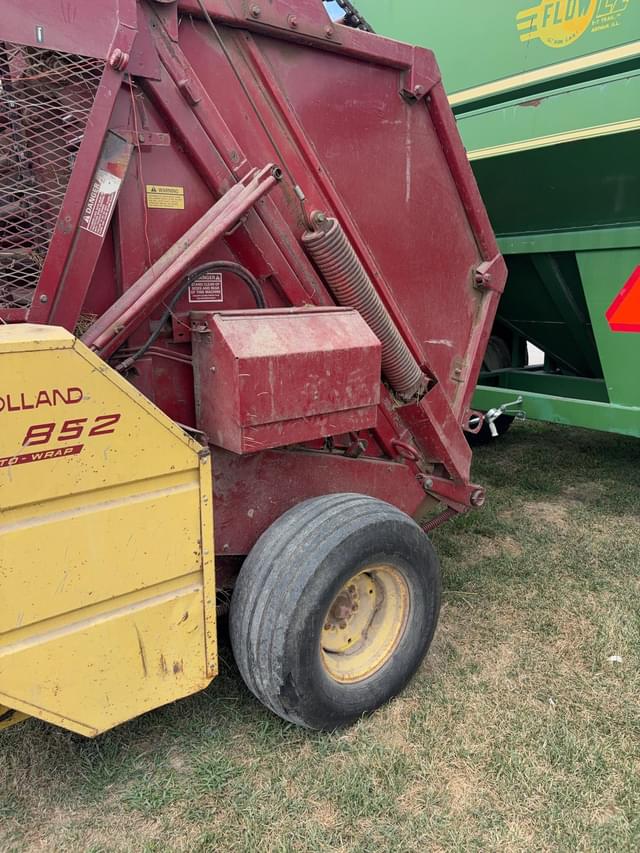 Image of New Holland 852 equipment image 3