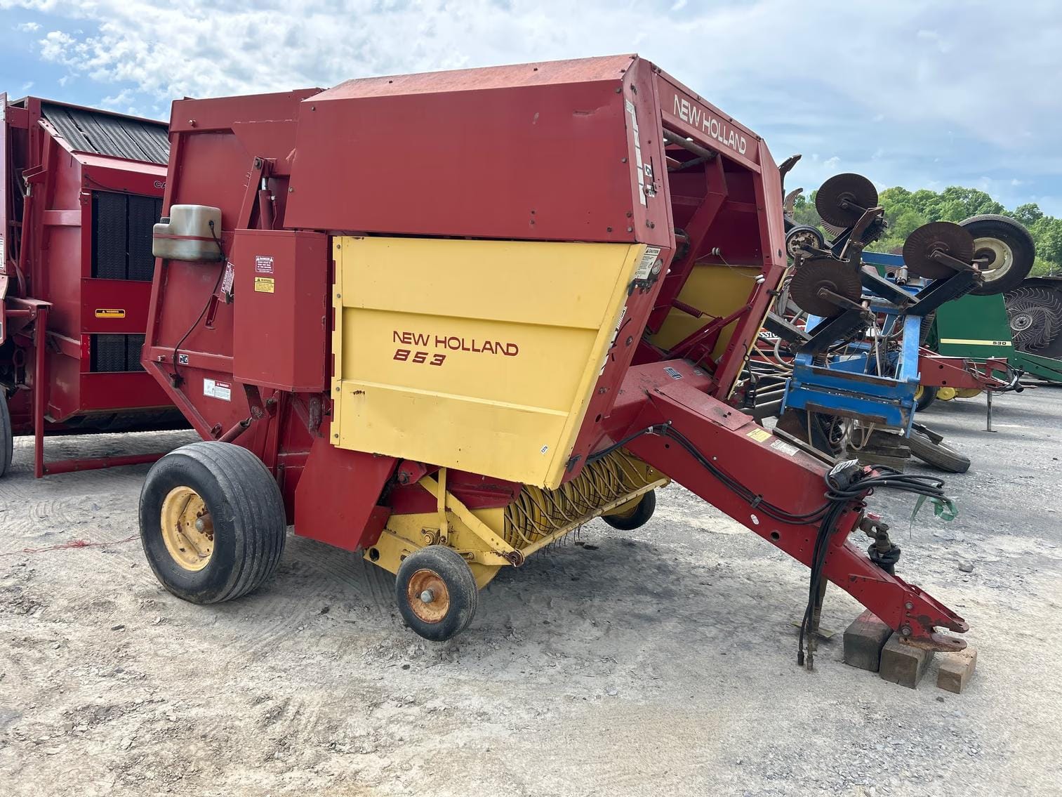 New Holland 853 Equipment Image0