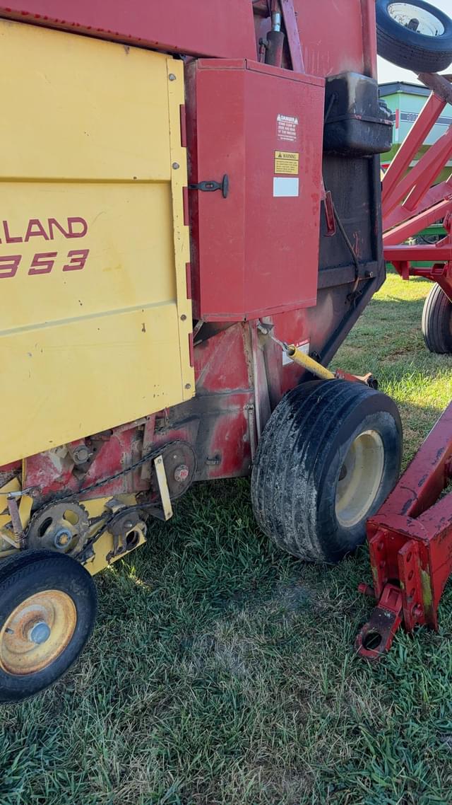 Image of New Holland 853 equipment image 4