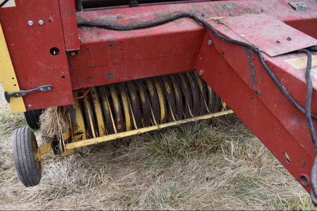 Image of New Holland 855 equipment image 4