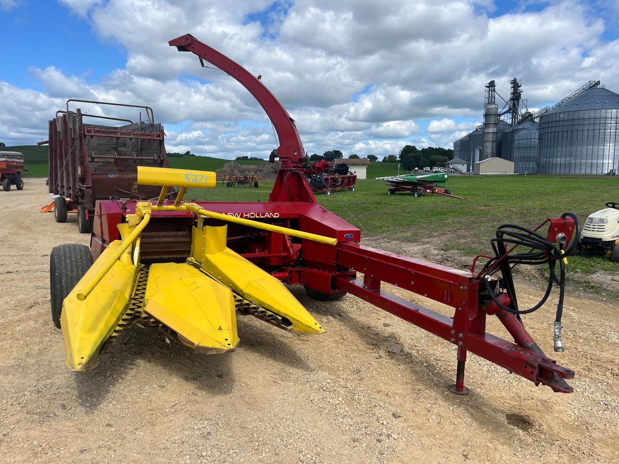 New Holland 900 Equipment Image0