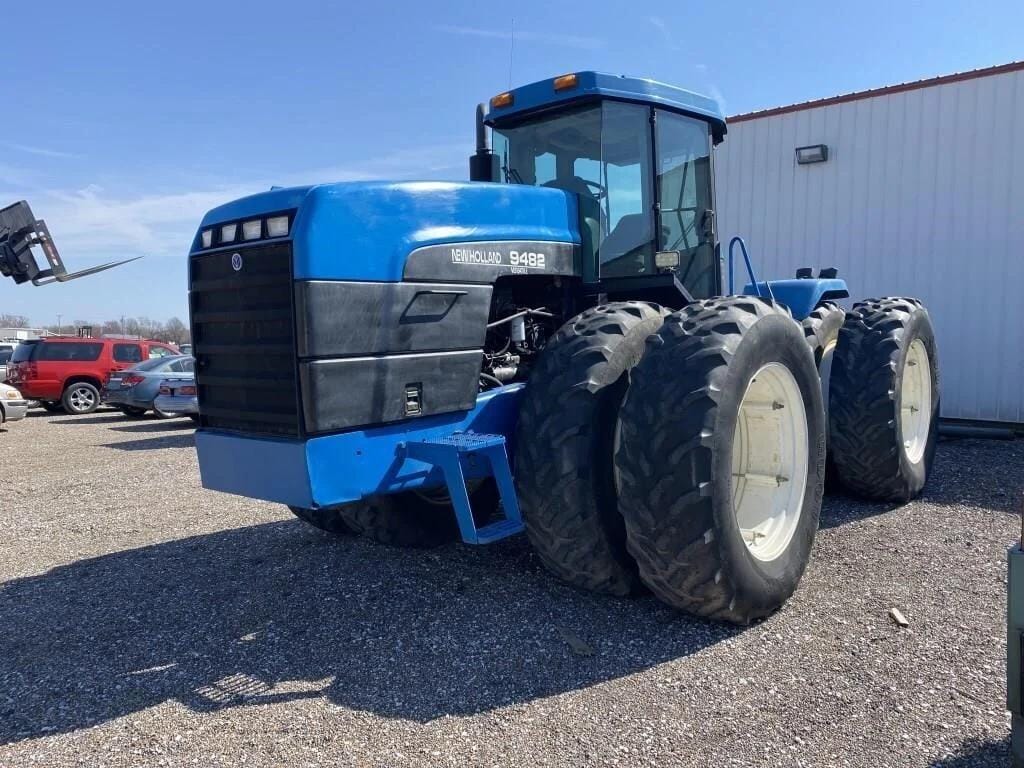 300 - 424 HP Tractors image