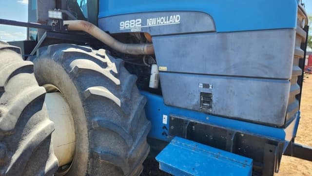 Image of New Holland 9682 equipment image 2