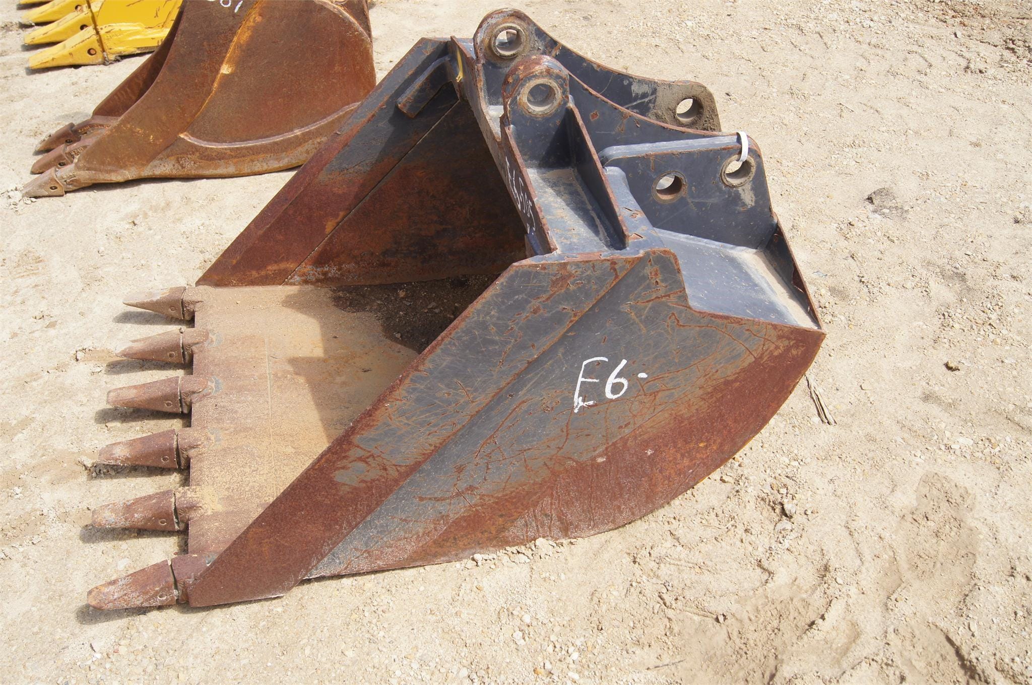 New Holland Bucket Equipment Image0