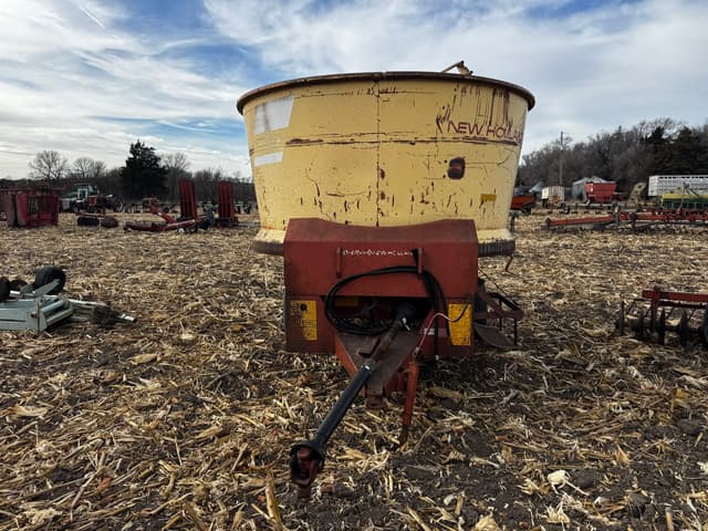 Image of New Holland 390 equipment image 1