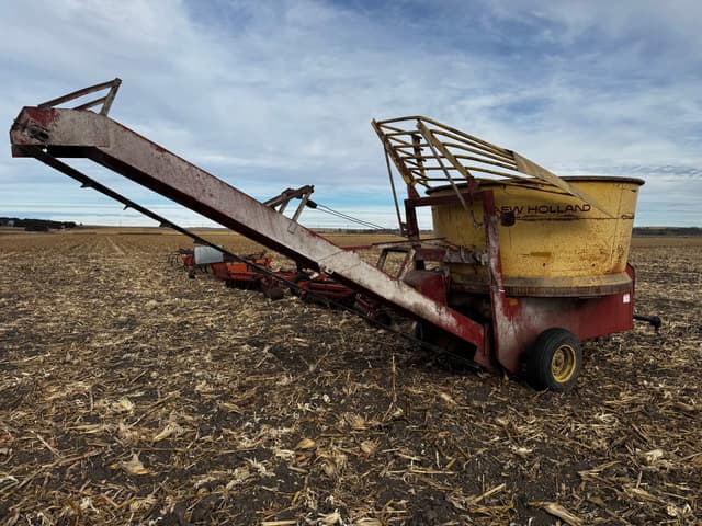 Image of New Holland 390 equipment image 4