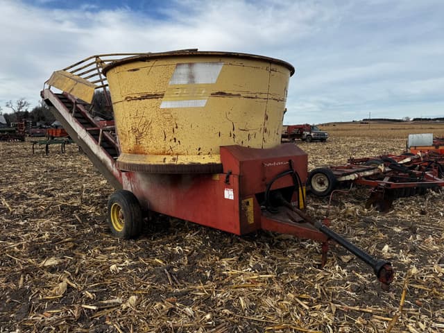 Image of New Holland 390 equipment image 2