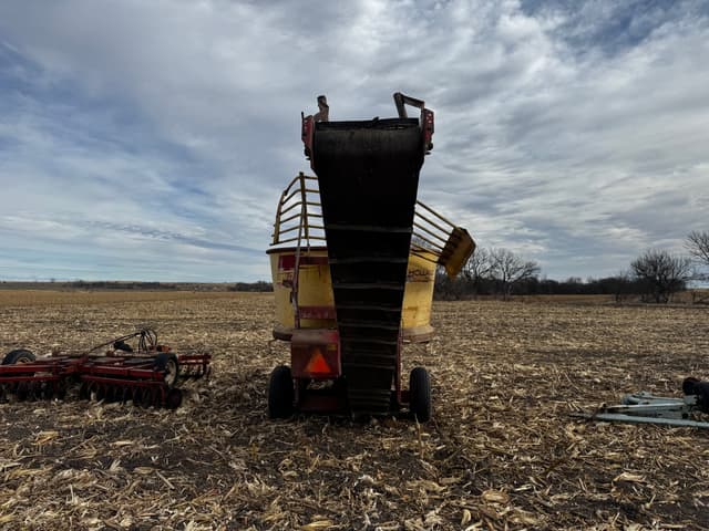 Image of New Holland 390 equipment image 3