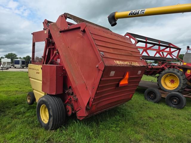 Image of New Holland 851 equipment image 3