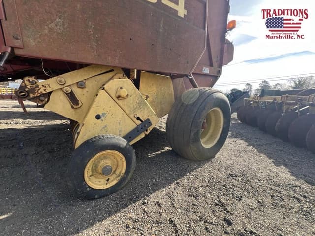 Image of New Holland 654 equipment image 1