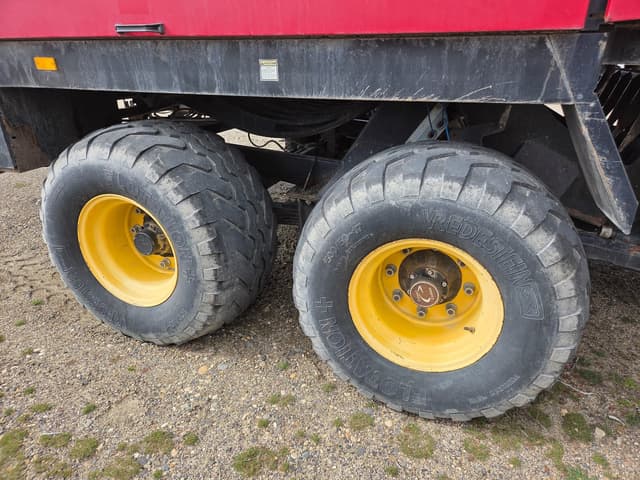 Image of New Holland BB960A equipment image 4