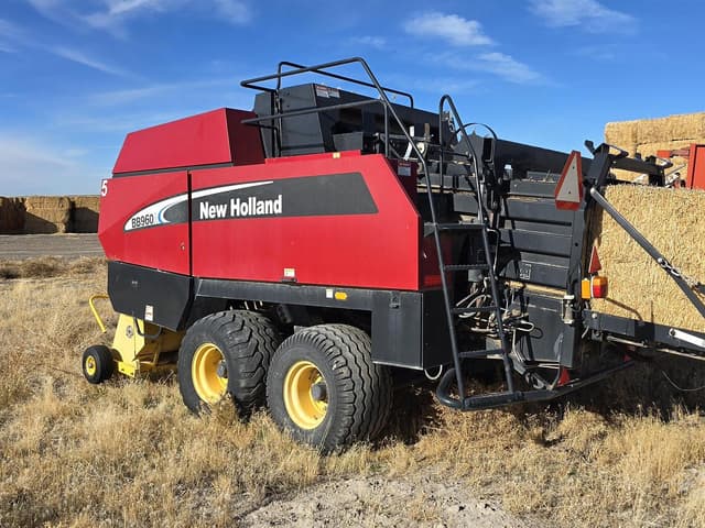 Image of New Holland BB960A equipment image 2