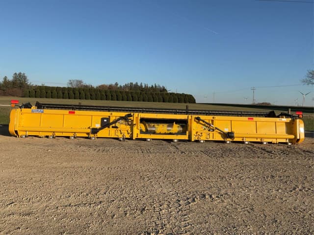 Image of New Holland 740CF-35 equipment image 4