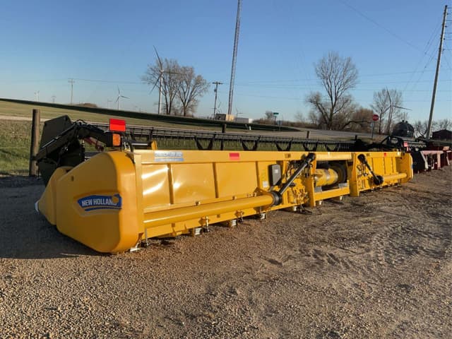 Image of New Holland 740CF-35 equipment image 3