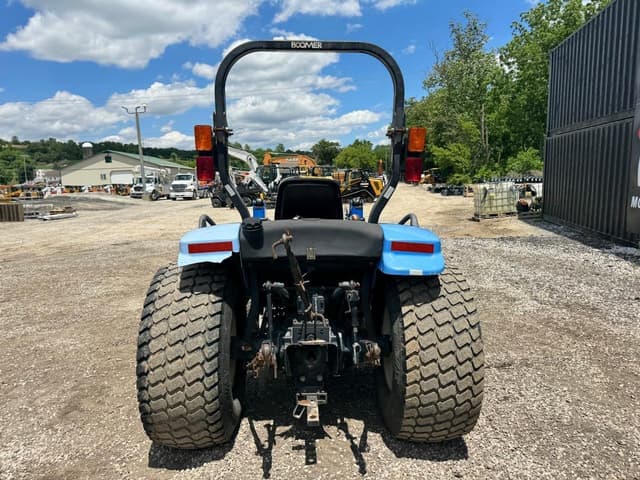 Image of New Holland Boomer 3040 equipment image 4