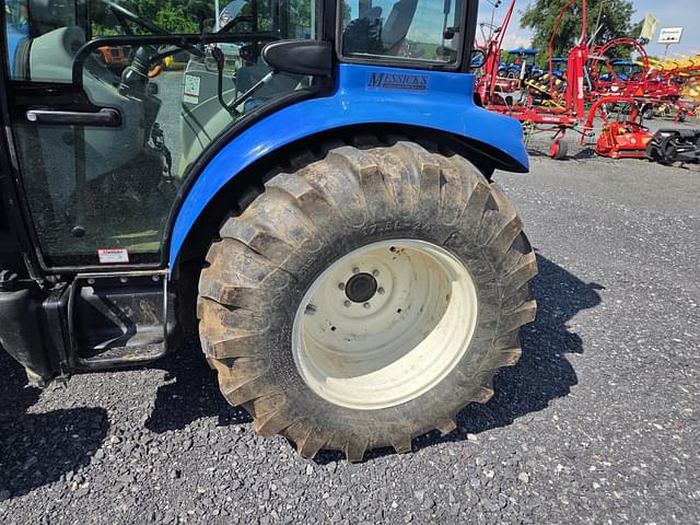 Image of New Holland Boomer 50 equipment image 3