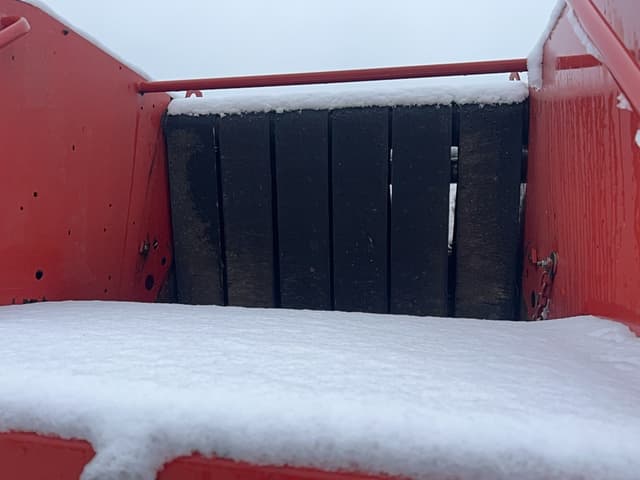 Image of New Holland BR740 equipment image 2