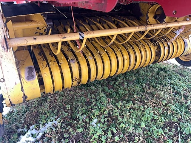 Image of New Holland BR740 equipment image 3