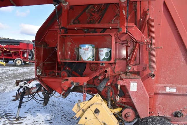 Image of New Holland BR750 equipment image 4