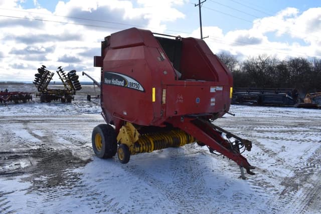 Image of New Holland BR750 equipment image 1