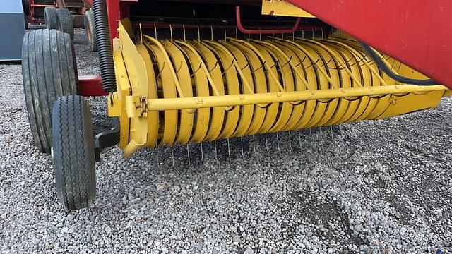 Image of New Holland BR7050 equipment image 2