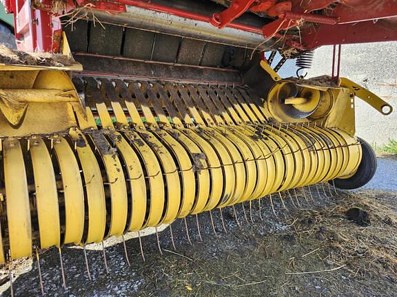 Image of New Holland BR7060 equipment image 2