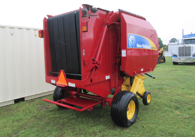 Image of New Holland BR7060 equipment image 2