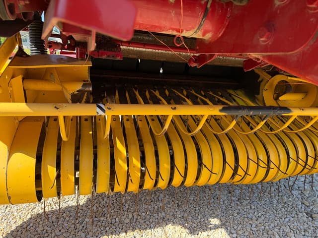 Image of New Holland BR7060 equipment image 2