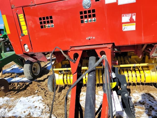 Image of New Holland BR7060 equipment image 4