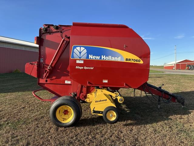 Image of New Holland BR7060 equipment image 2