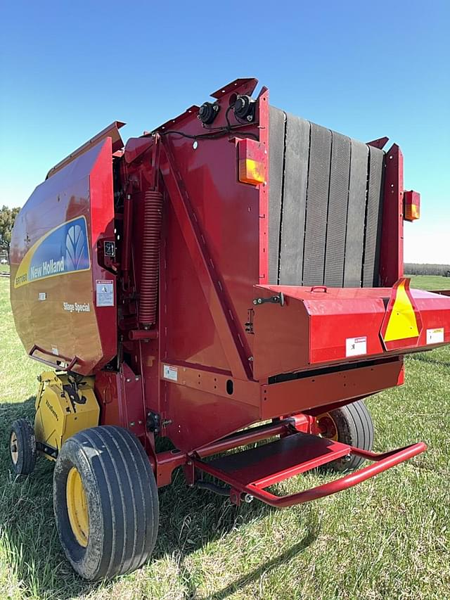 Image of New Holland BR7060 equipment image 4