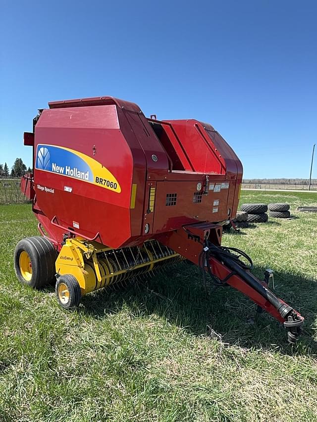 Image of New Holland BR7060 equipment image 1