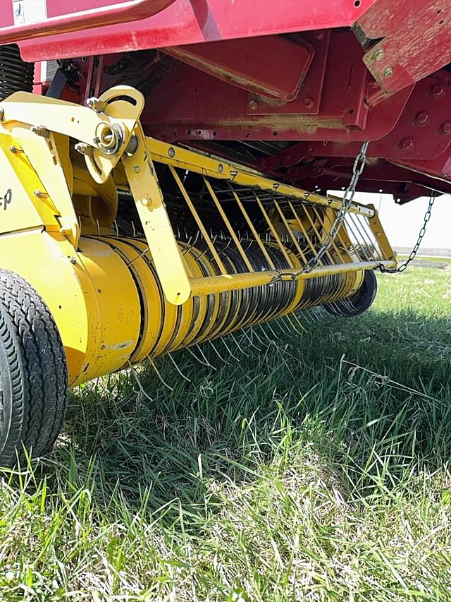 Image of New Holland BR7060 equipment image 2