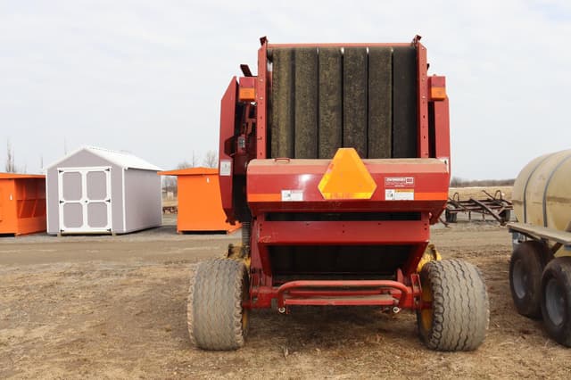 Image of New Holland BR7060 equipment image 4