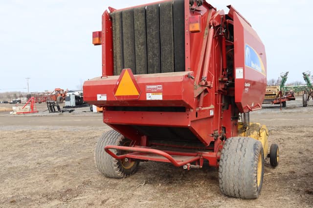 Image of New Holland BR7060 equipment image 3