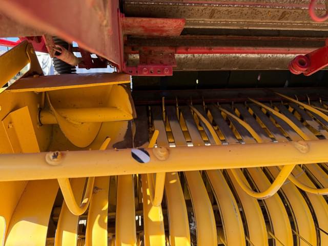 Image of New Holland BR7060 equipment image 4