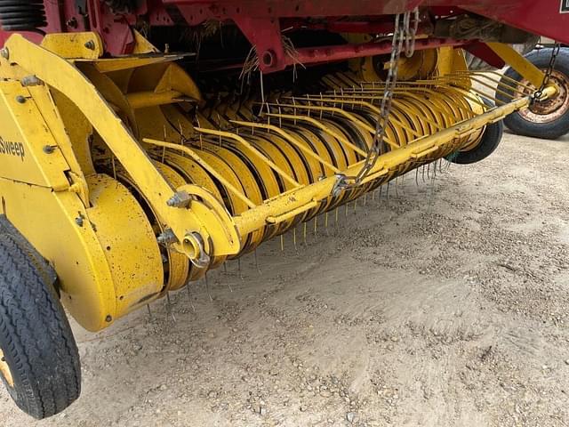 Image of New Holland BR7060 equipment image 4