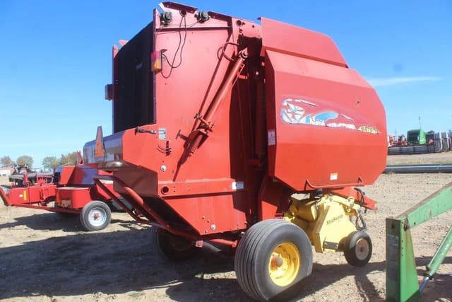 Image of New Holland BR7070 equipment image 1