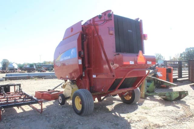 Image of New Holland BR7070 equipment image 2