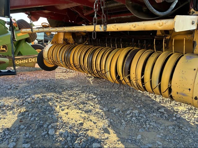 Image of New Holland BR7070 equipment image 2