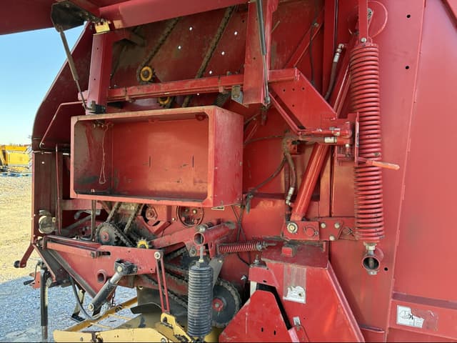 Image of New Holland BR7070 equipment image 3