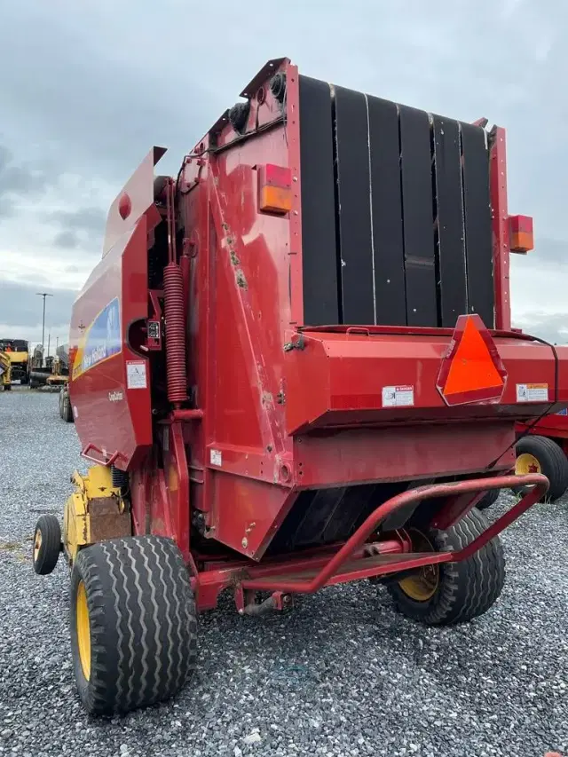 Image of New Holland BR7070 equipment image 2