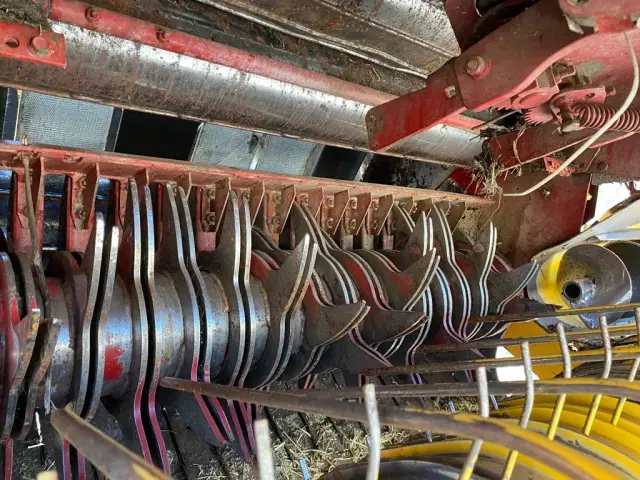 Image of New Holland BR7070 equipment image 4