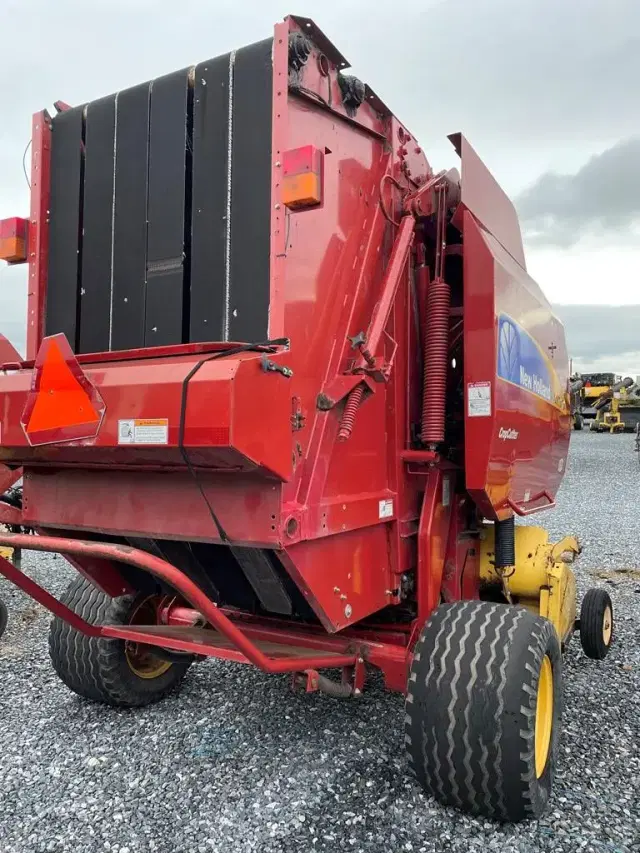 Image of New Holland BR7070 equipment image 3