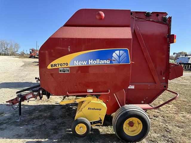 Image of New Holland BR7070 equipment image 1